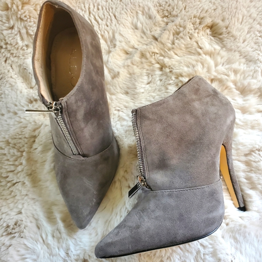 BRAND NEW Size 5 Suede Ankle Boot